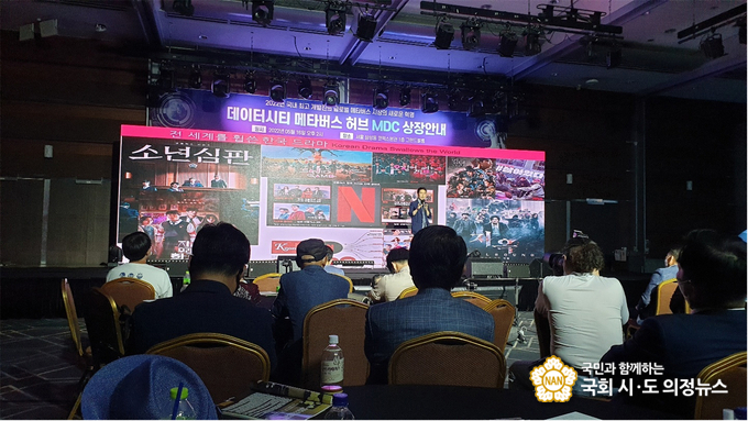 사진=강의를 하고 있는 장인보 감독