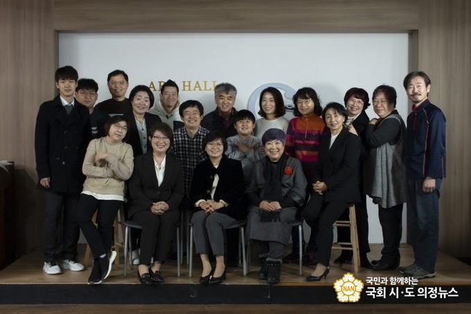 사진=극단일점오 단원들