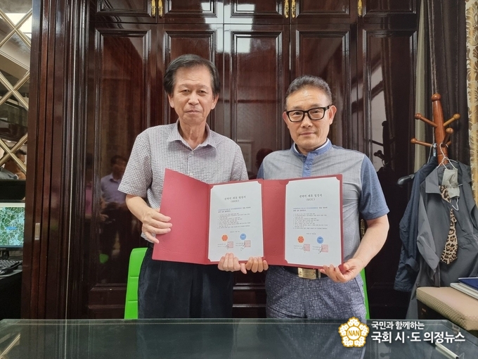 사진=전략적 제휴협정서에 서명 한 후 기념촬영하고 있는 서상진대표(좌)와 유원진 회장