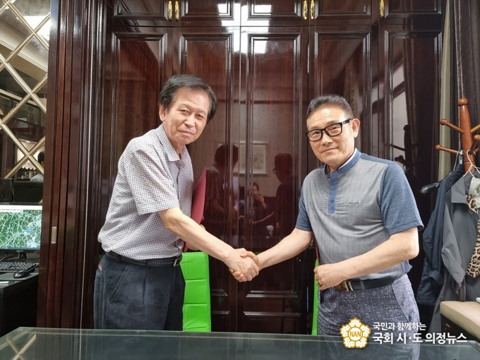 사진=전략적 제휴협정서에 서명 한 후 악수하고 있는 서상진대표(좌)와 유원진 회장