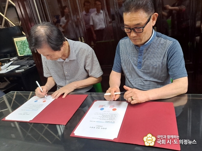 사진=서상진대표(좌)와 유원진 회장이 전략적 제휴협정서에 서명하고 있다