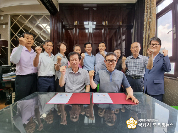 사진=전략적 제휴협정서에 서명 한 후 양사의 임원들이 기념촬영을 하고 있다