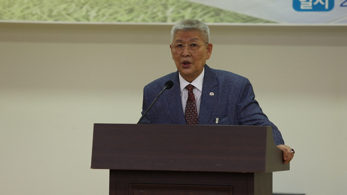 국회시도의정뉴스 박남선 명예회장이 격려사를 하고 있다