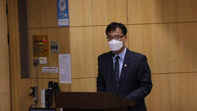 국회시도의정뉴스 조희석 대표가 사회자 인사를 하고 있다 
