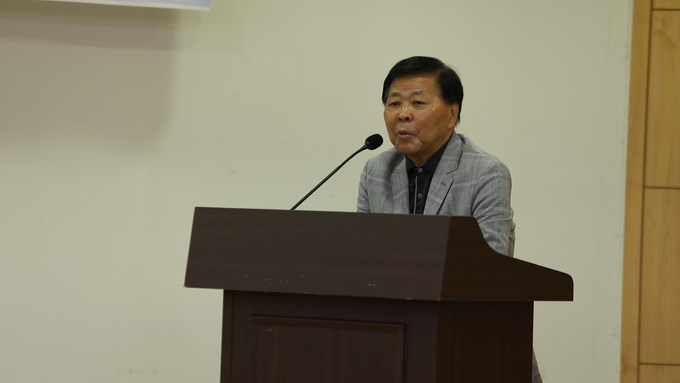 국회시도의정뉴스 차근호 혁신연구센터장이 주제발표를 하고 있다