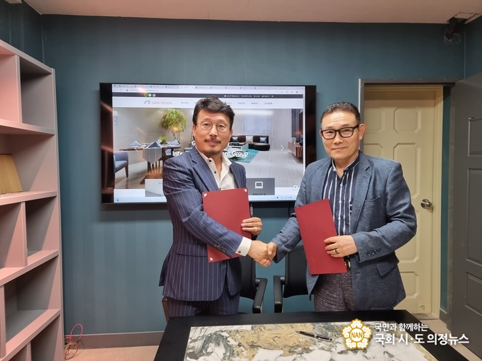 사진=전략적 업무제휴협정서에 서명후 악수하고 있는 오승철 대표이사(좌)와 유원진 회장