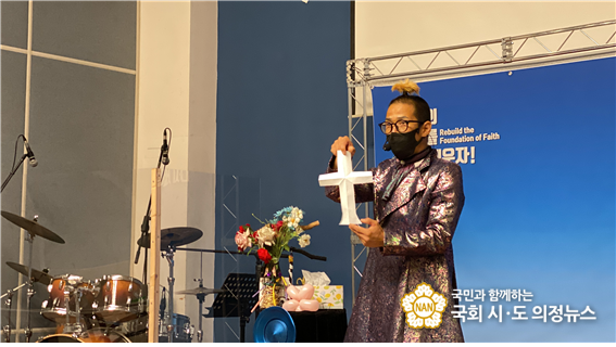 <출처: KGPA, 이연홍 마술사가 가스펠 매직을 선보이고 있다.>