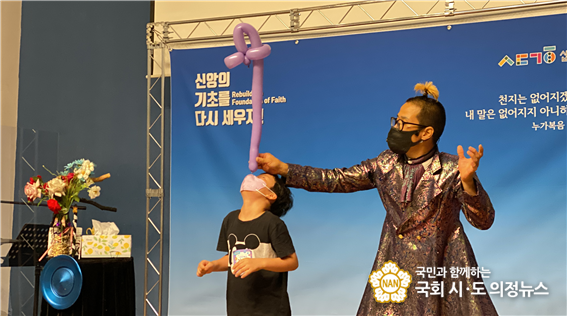 <출처:KGPA, 이연홍 마술사가 재미있는 풍선 연출을 선보이고 있다>