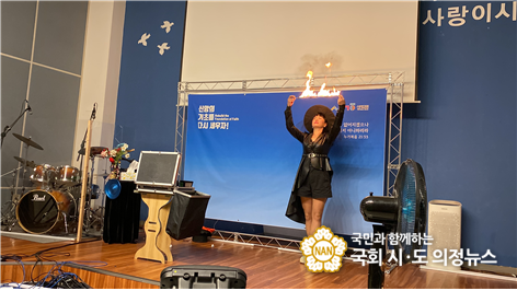 <출처:KGPA, 최승희 마술사가 불마술을 시연하고 있다>