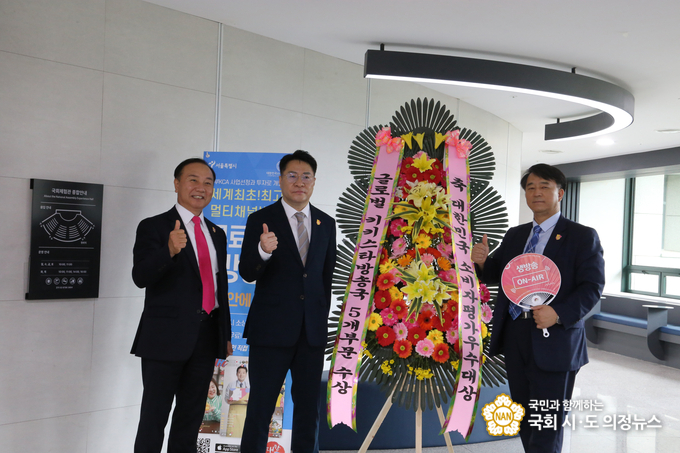 사진=시상식에 앞서 기념촬영(좌로부터 키키스타방송(주) 배승필 부사장, 인창식 대표이사, 이진호 부사장)