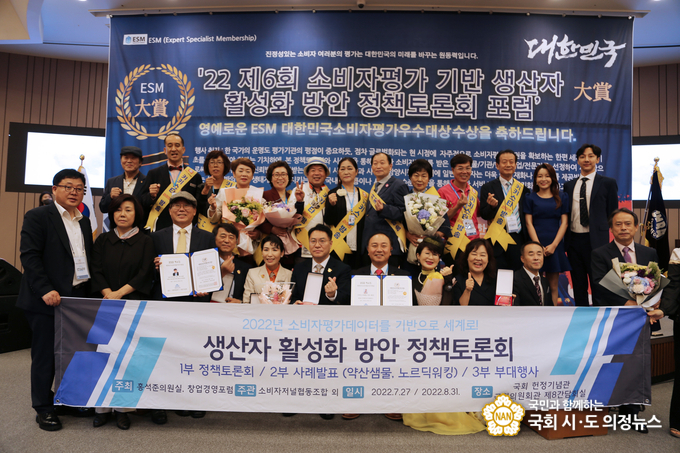 사진=키키스타방송(주) 관계자들이 단체 기념촬영을 하고 있다