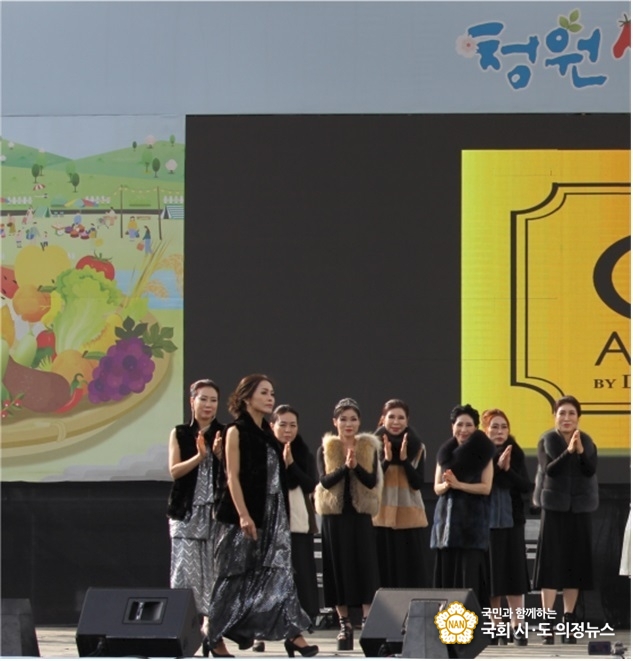 사진=2022년 청원 생명축제의 한복 경연대회 및 시니어 패션쇼를 축하하기 위해 모피브랜드, 디애소미의 모피 패션쇼 피날레 모습