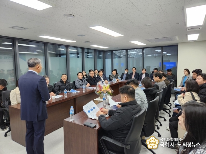 사진=협회 사무실에서 사업설명을 하고 있는 백주인 협회장(좌 뒷모습) ⓒ국회시도의정뉴스