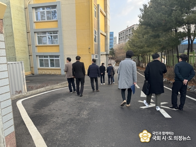 사진=앱 설치 후 안내 지도를 따라 대피소로 이동하고 있는 모습
