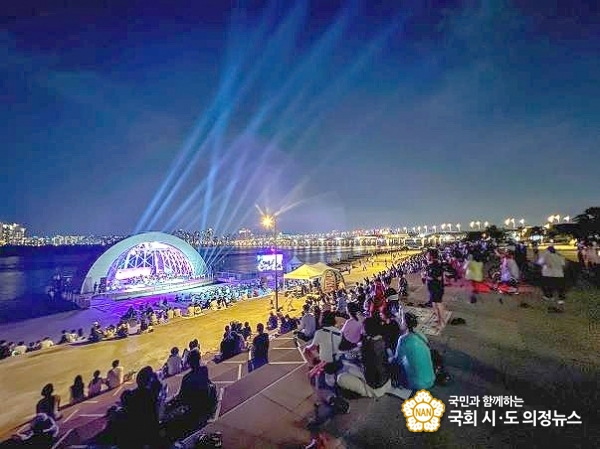 사진=문화예술 발전을 위해서는 정치쪽에서도 많은 후원과 제도적 장치가 필요하다(한강 페스티벌, 출처:한국문화홍보서비스 캡쳐)
