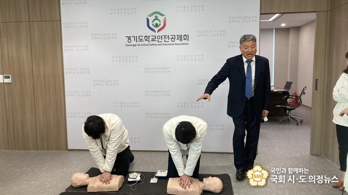 사진=경기도학교안전공제회 직원들 대상으로 심폐소생술을 실습 지도를 하고 있는 백주인 협회장(우)