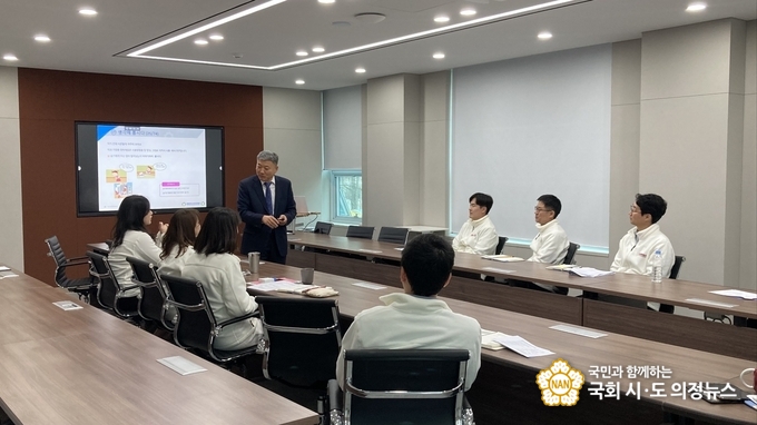 사진=경기도학교안전공제회 직원들 대상으로 안전에 대해 강의하고 있는 백주인 협회장