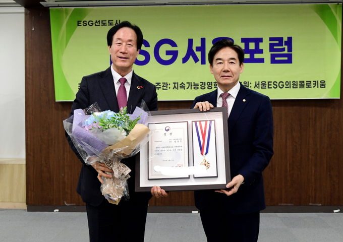 서울특별시의회 남창진부의장 제18회대한민국사회공헌대상_장관상수상 이용호국회의원수여